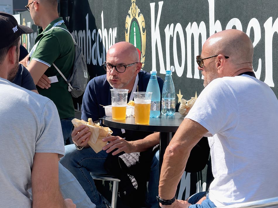 Socialita al tavolo Krombacher