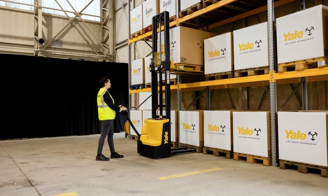 Yale MSC12: compattezza, efficienza e versatilità per il nuovo stoccatore elettrico