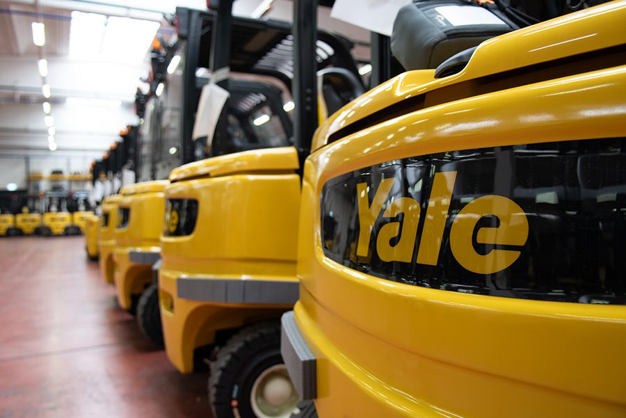 Transpallet Yale alimentato con batterie agli ioni di litio