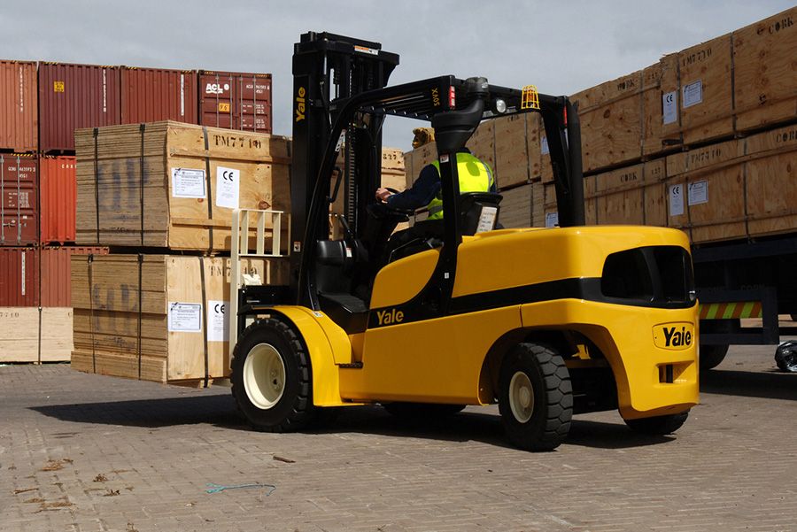 Carrello elevatore dal layout efficente per corsie strette e magazzini ad alta intensità