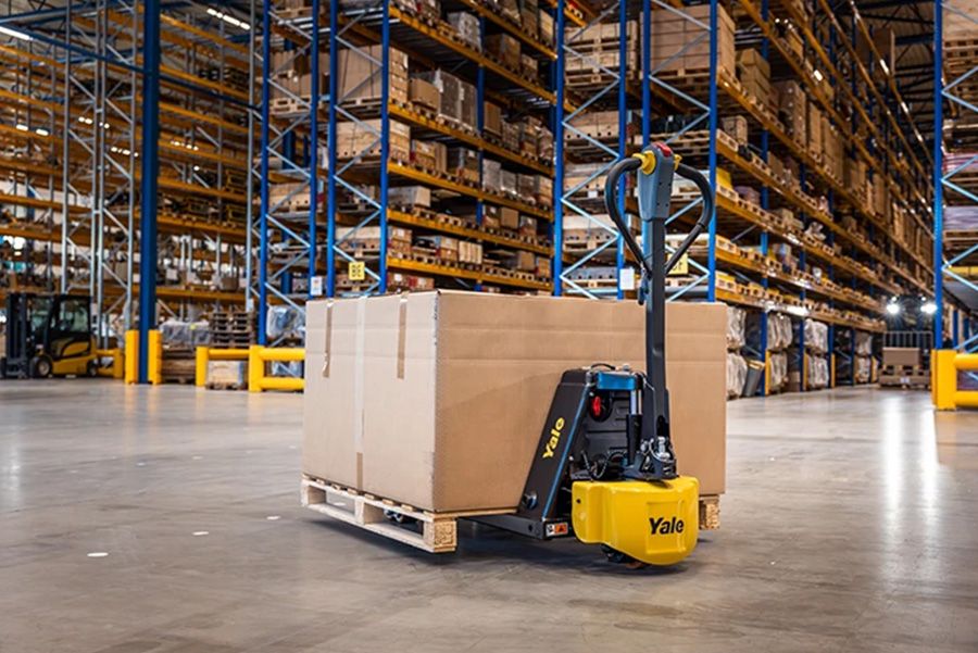 Transpallet Yale alimentato con batterie agli ioni di litio