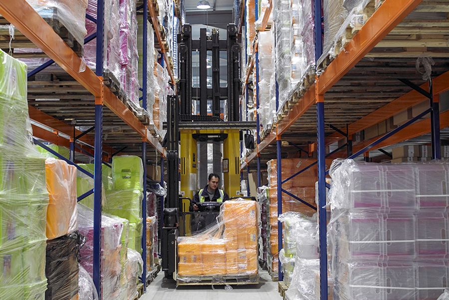 Carrello elevatore dal layout efficente per corsie strette e magazzini ad alta intensità