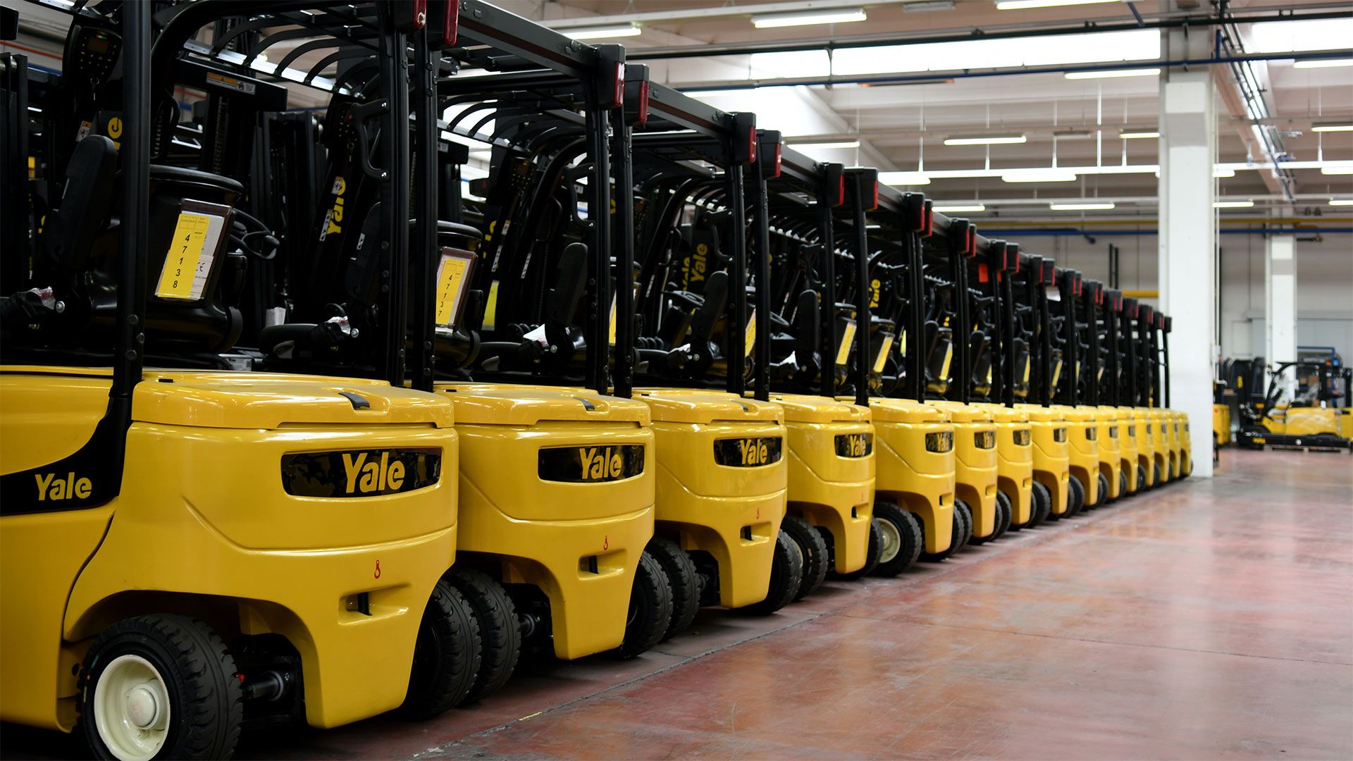 Magazzino Unicar con carrelli elevatori Yale pronti in consegna