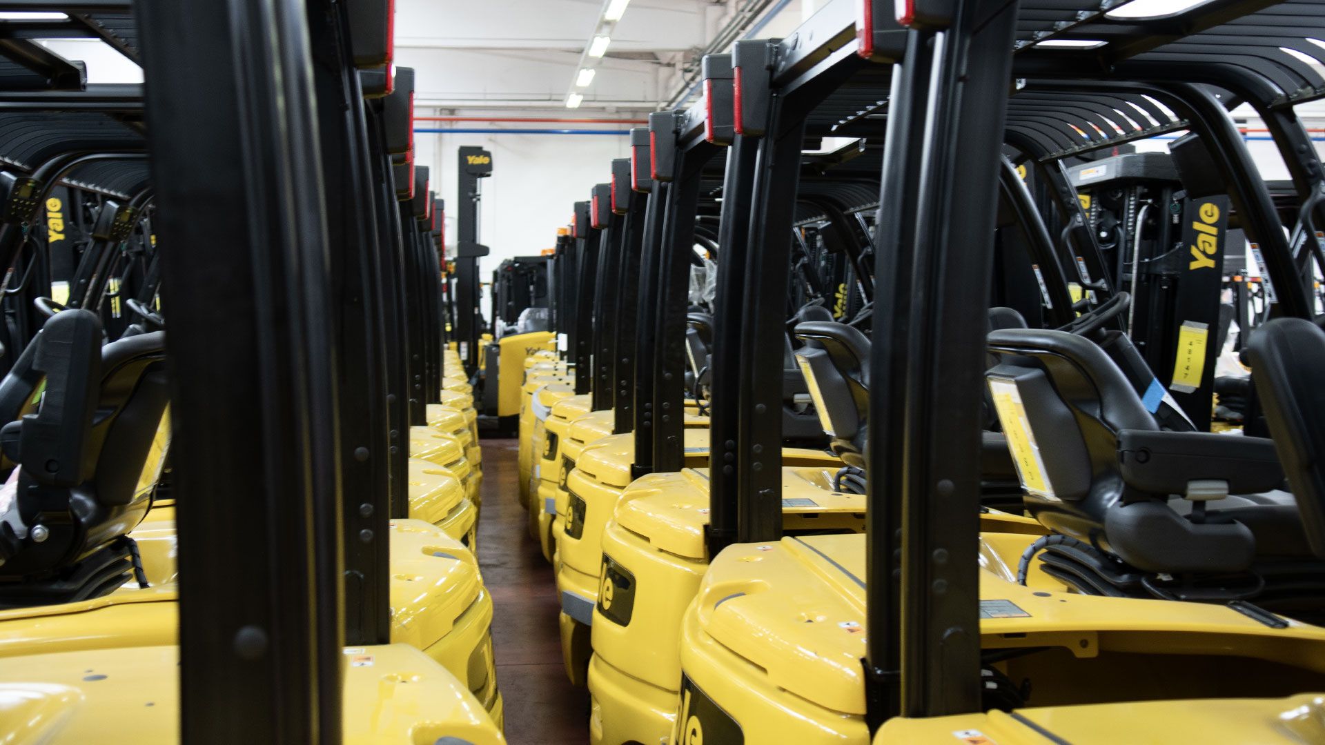 Magazzino di Unicar pieno di carrelli elevatori Yale